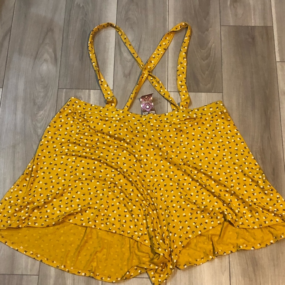 NWT boohoo mustard shorts